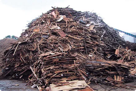 木材の山を粉砕する